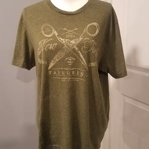 ARMY GREEN OLD NAVY GRAPHIC TSHIRT. MEN'S SIZE MED. UNISEX TEE. NBW.
